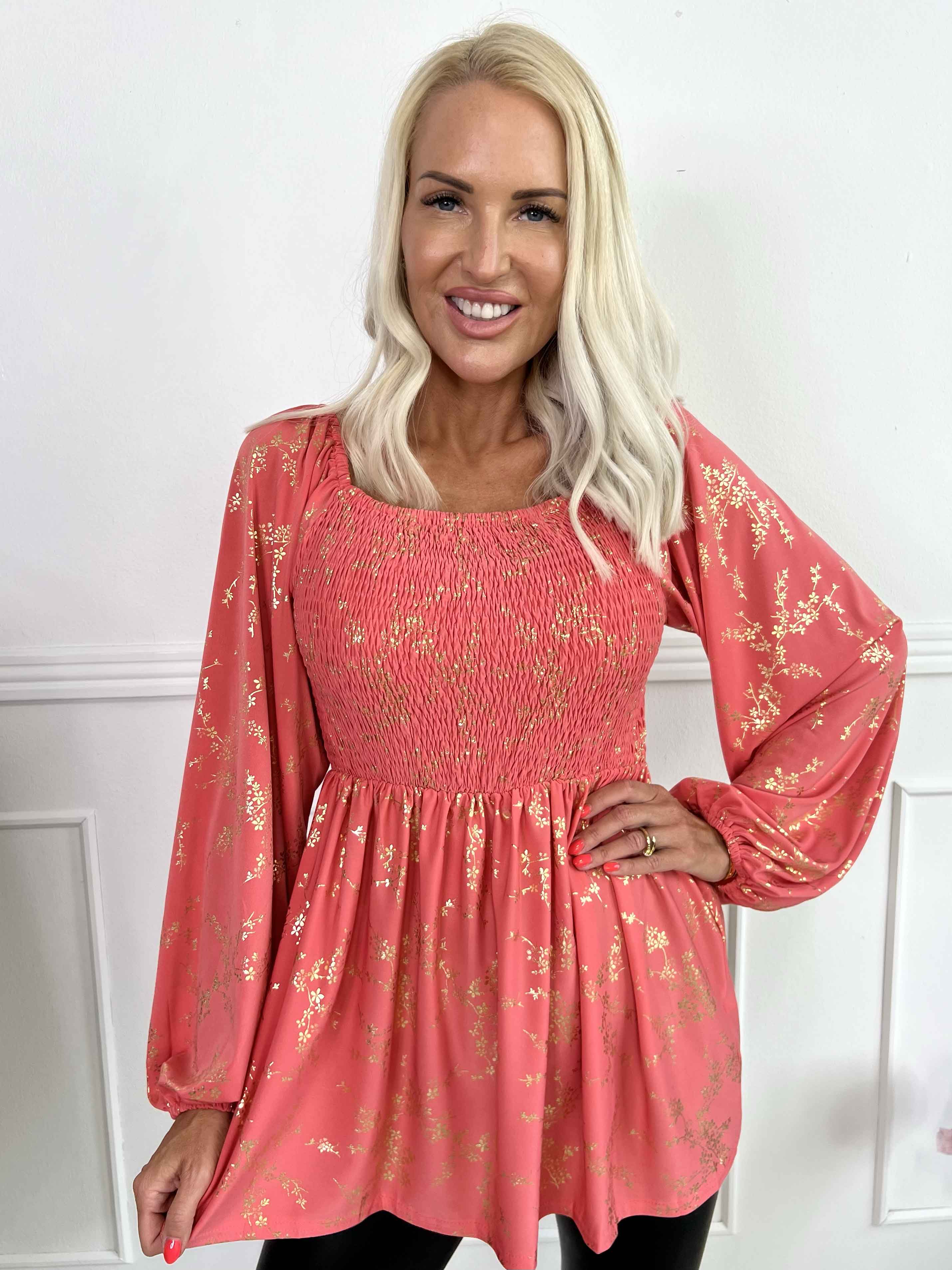 Elna Gold Shirt L/S - Elastisk bluse med guld print og smock over brystet